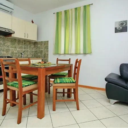 Trstenik, Karla דירה