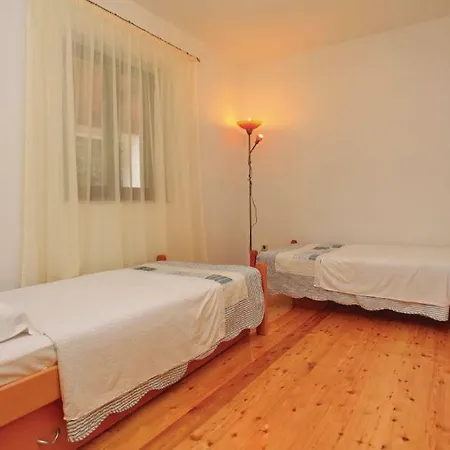 Trstenik, Karla Apartmán
