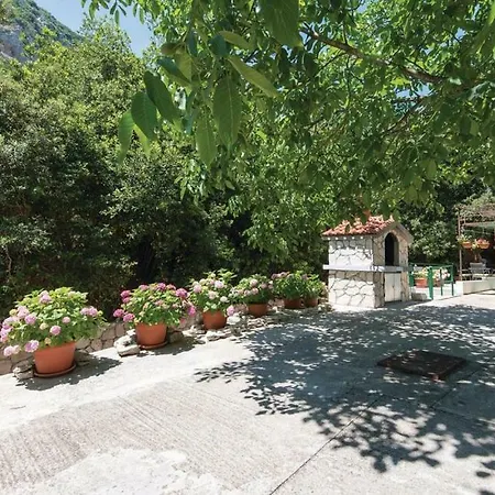 Trstenik, Karla Apartmán *
